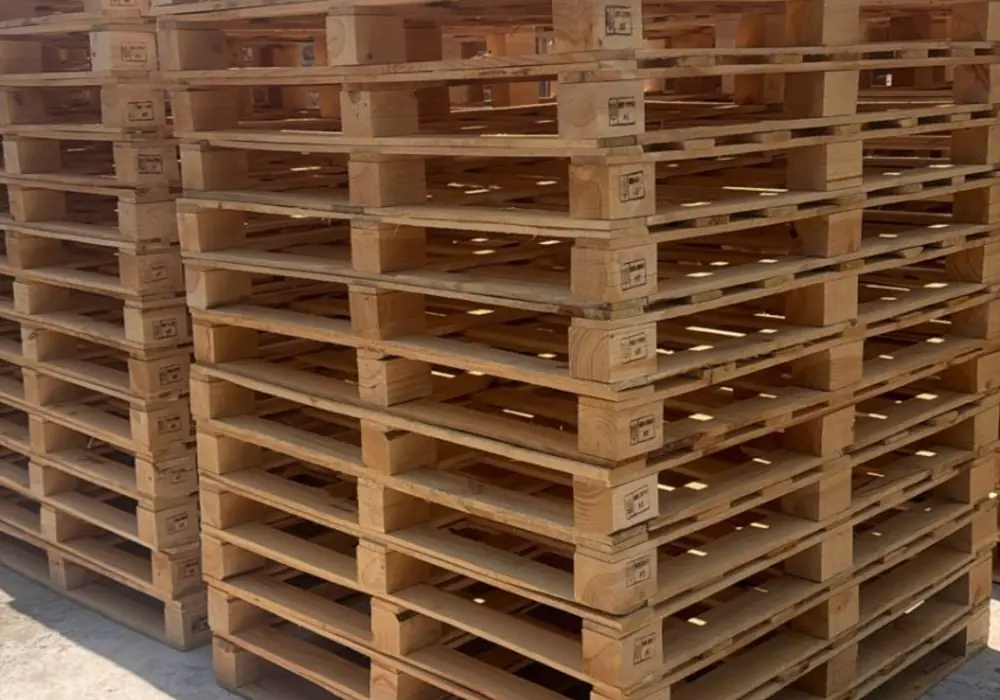 Tarimas de madera con tratamiento térmico apiladas