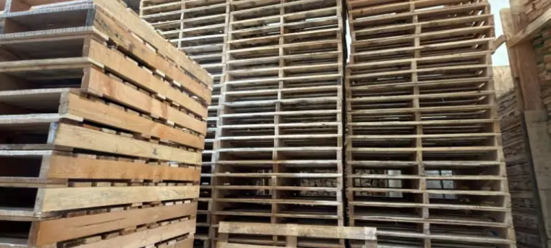 Tarimas rifle recicladas 40×48 apiladas en almacén