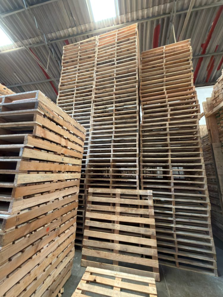 Tarimas rifle recicladas 40x48 apiladas en almacén